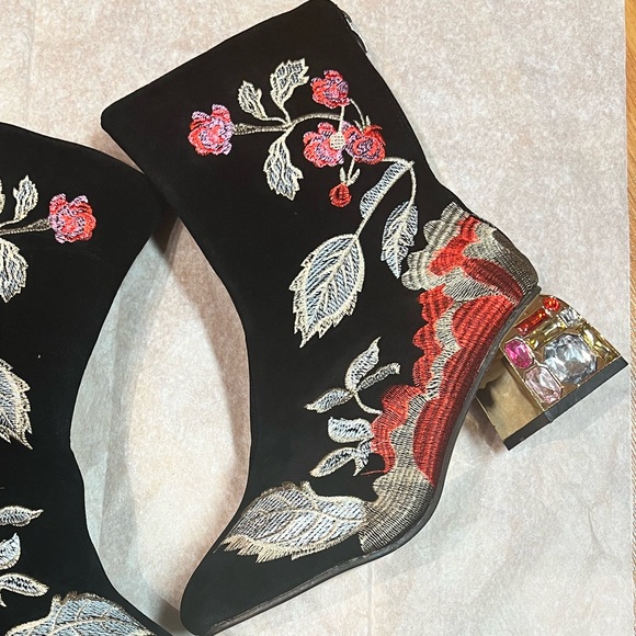 NWOT - Embroidered Faux Suede Ankle Boots (US 7) - Picture 12 of 13